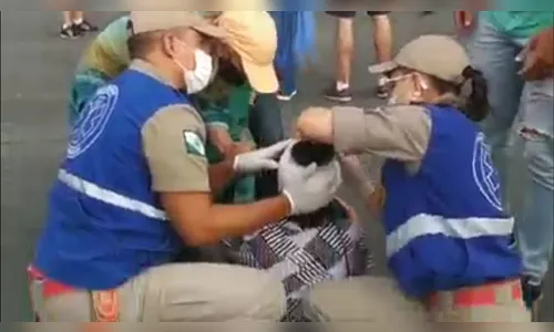 Idosa fica ferida em protesto após ser atingida por frutas