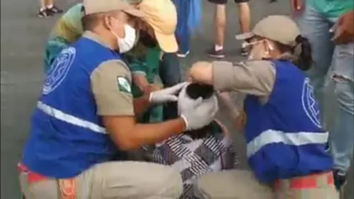 Idosa fica ferida em protesto após ser atingida por frutas