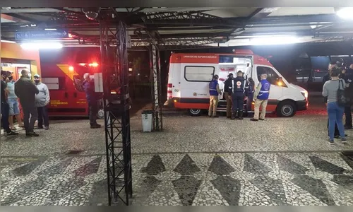 Idoso de 65 anos é preso após esfaquear jovens em ônibus