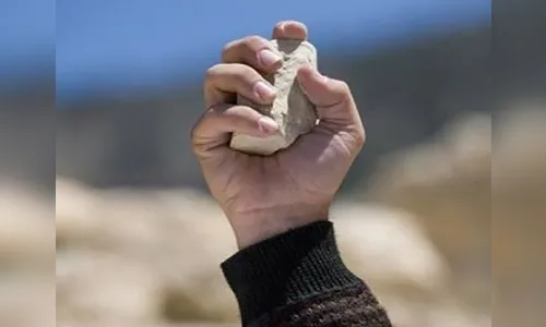 Adolescente é apreendido por atirar pedras em Igreja durante culto