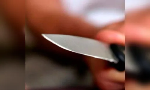Homem não aceita fim de relacionamento agride mulher e esfaqueia filho