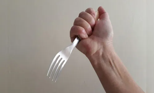 Filho ameaça a mãe com garfo e é preso em Ivaiporã