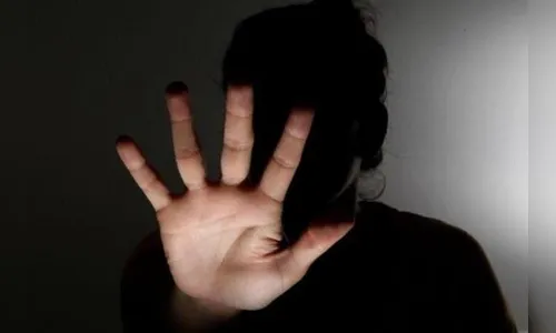 Após ameaçar namorada, homem morde mão de criança de 6 anos