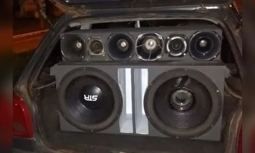 PM apreende carros e encaminha motoristas por som alto