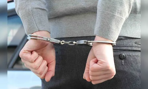 Suspeito de tráfico de drogas oferece suborno a policiais