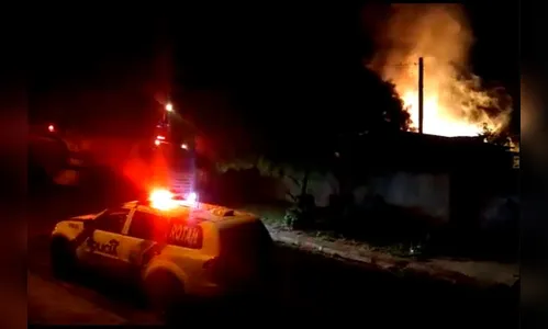 Incêndio destrói casa e Ford Escort em Manoel Ribas