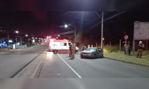 Jovem baleado morre em colisão a caminho do hospital