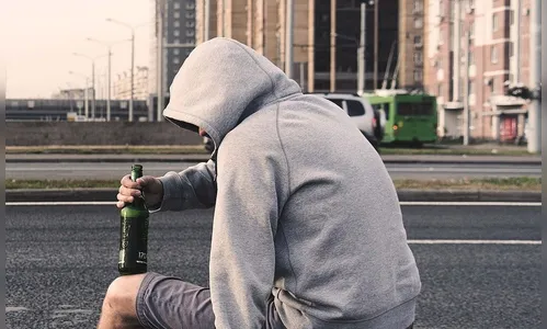 Jovem bêbado quebra móveis, ameaça família e foge