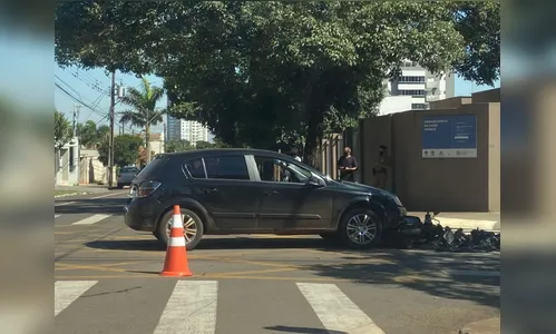 Jovem motociclista bate a cabeça e fica gravemente ferida