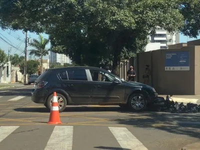 Jovem motociclista bate a cabeça e fica gravemente ferida