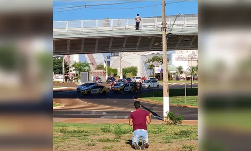 Jovem reza para pessoa não se jogar de viaduto; vídeo
