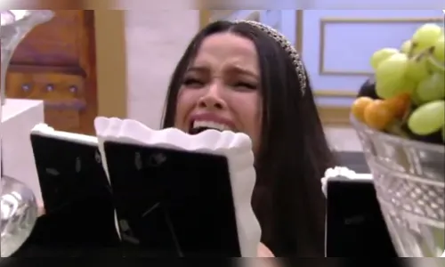 Juliette vai aos prantos ao ver fotos da família