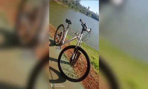 Ladrões armados com faca roubam bicicletas e celular