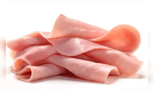 Ladrões levam peças de presunto de empresa de frios