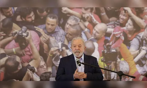 Lula presta homenagem as vítimas de covid e cobra Bolsonaro sobre vacinas