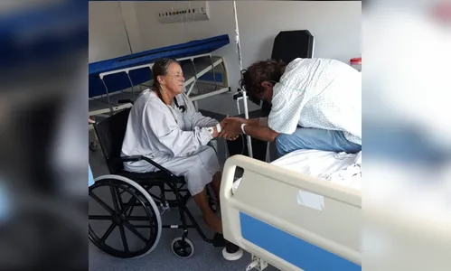 Mãe e filho com Covid-19 se reencontram no hospital