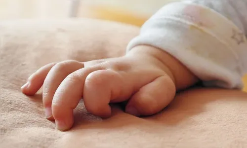 Mãe é orientada pela PM após molhar filho na cascata