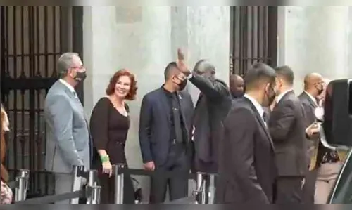 Manifestantes jogam ovos em comitiva de Bolsonaro