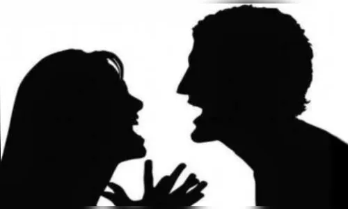 Marido chega bêbado em casa, fica nervoso e quebra móveis