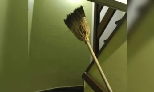 Marido xinga esposa e mulher usa vassoura para se defender