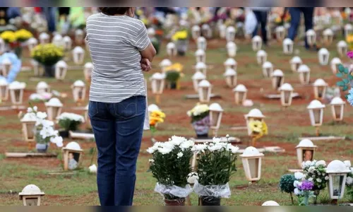 Média diária de mortes pela covid fica acima de 2 mil