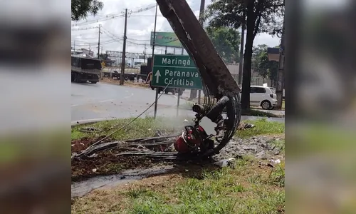 Motociclista morre após bater contra poste e moto pegar fogo