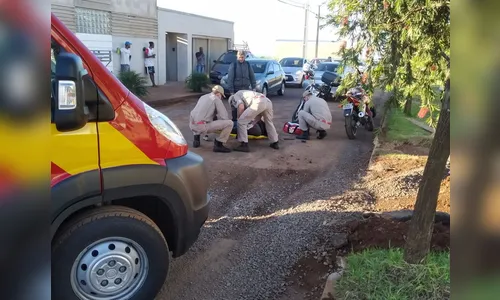Motociclista sofre queda em asfalto escorregadio