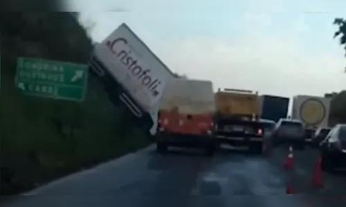 Motorista de caminhão perde controle e cai em barranco na BR-369