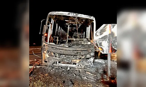 Motorista de carro morre após colidir com ônibus e caminhão