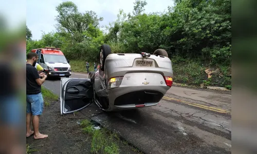 Motorista perde o controle e capota carro na Rodovia do Milho; veja