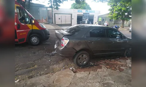 Motorista que bateu em carro estacionado é preso