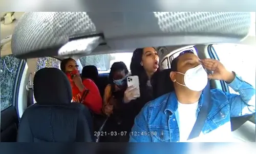 Mulher arranca máscara de motorista de Uber e tosse na vítima; Vídeo