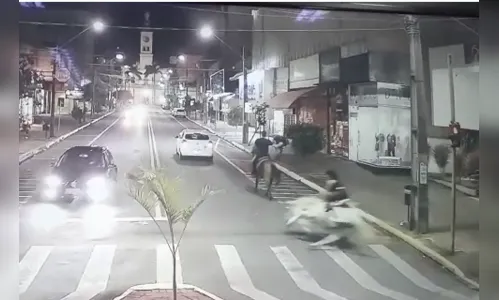 Mulher cai de cavalo no centro de Apucarana e bate a cabeça