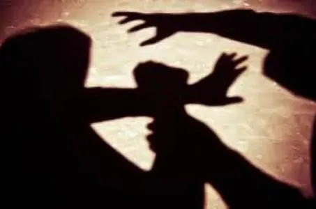 Mulher chega bêbada em casa e ameaça enteada