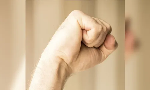 Mulher é agredida pelo ex-marido no meio da rua