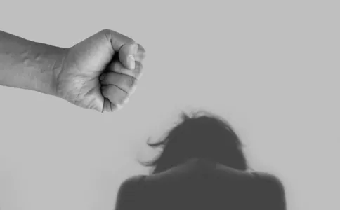 Mulher é ameaçada com faca pelo marido e foge de casa
