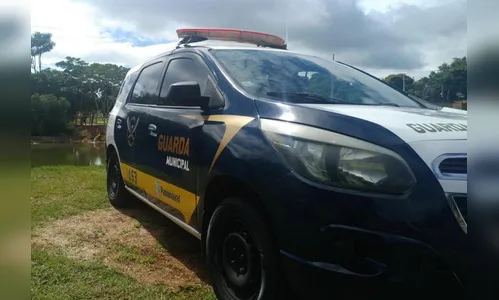 Mulher é presa por manter filho de 5 anos amarrado