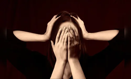 Mulher é vítima de assédio e foge para um local seguro