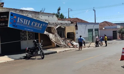 Caminhão enrosca em fiação e derruba toldo de loja
