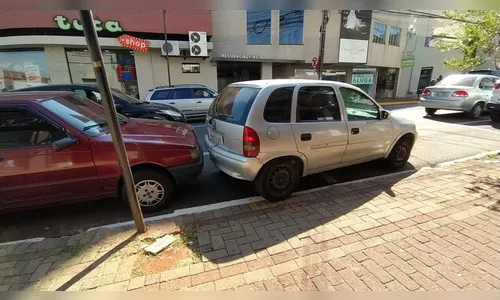 Motorista é multada após 'estacionar' carro em duas vagas
