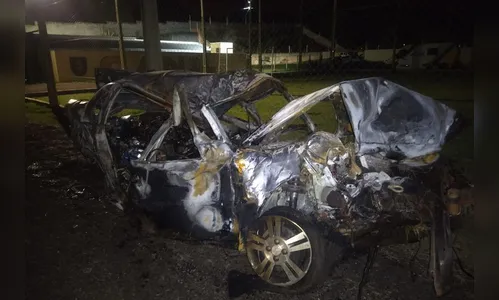 Em fuga, contrabandista morre ao bater carro carregado com cigarros
