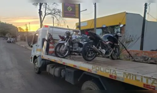 PM aborda suspeitos e mãe manda atear fogo em moto