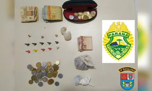 PM apreende três jovens e prende maior por tráfico de drogas