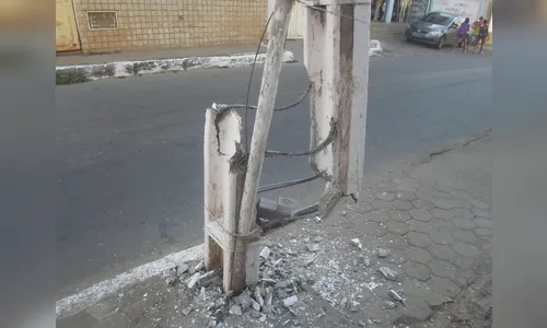 PM é chamada após caminhão 'quase' atropelar pedestre e bater em poste