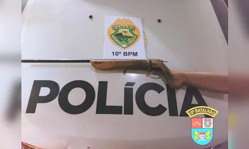PM encontra arma artesanal em mochila de suspeito