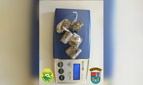 PM prende suspeito de traficar na praça da Paróquia São Francisco