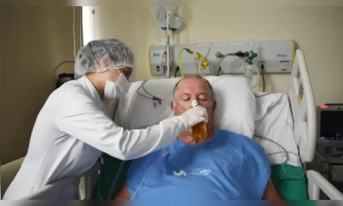 Paciente comemora alta com cerveja, após Covid-19