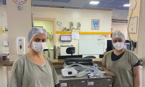 Paciente recebe alta do setor Covid-19 e doa aparelho
