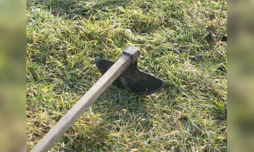 Padrasto corre atrás de enteado com enxada e acaba preso