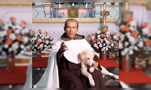 Padre viraliza na web ao celebrar missa ao lado de cãozinho